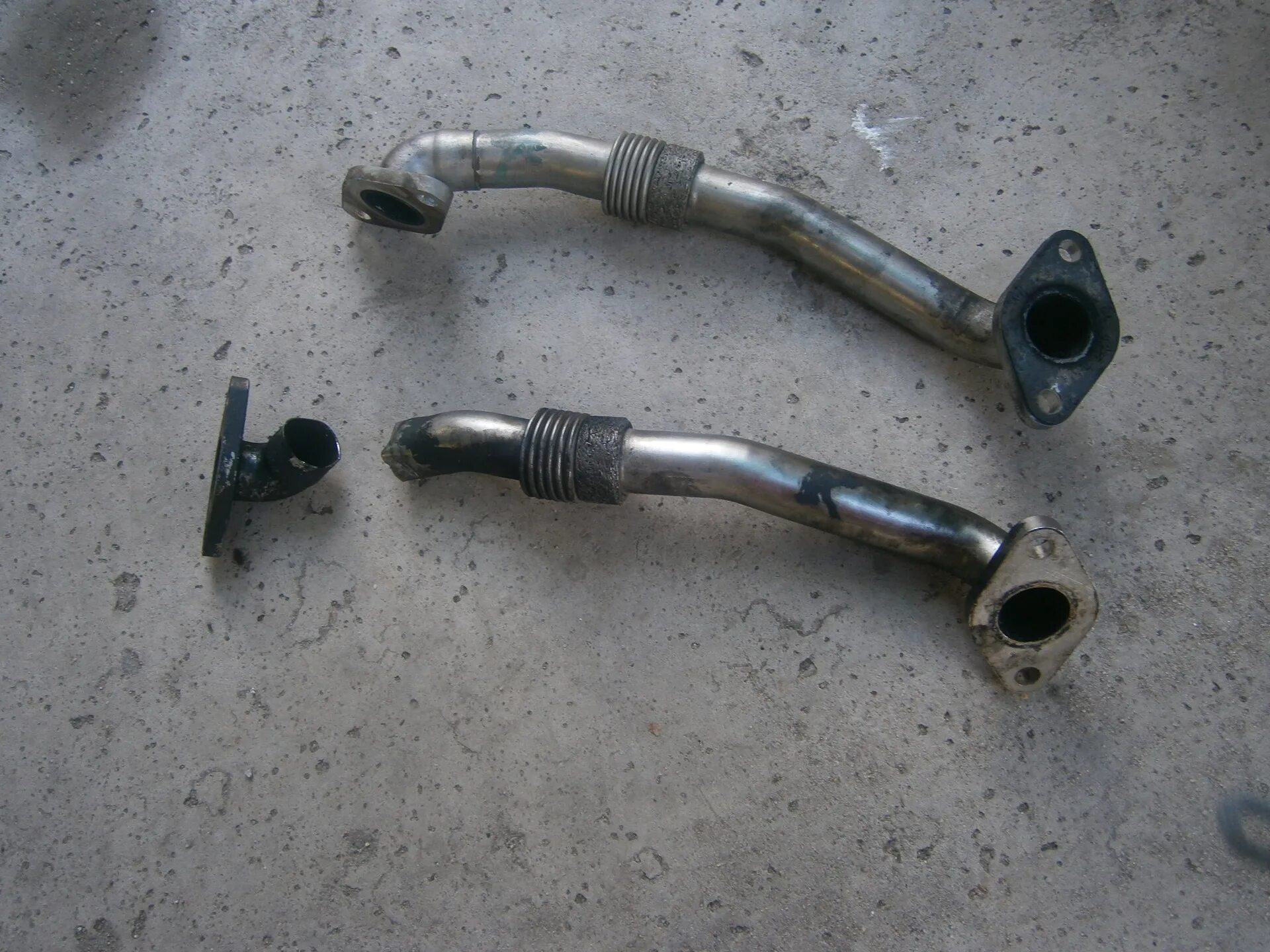 Трубка егр toyota land cruiser 200. Трубка егр. Трубка егр т5 axe. Трубка егр таурус. 076131525d.