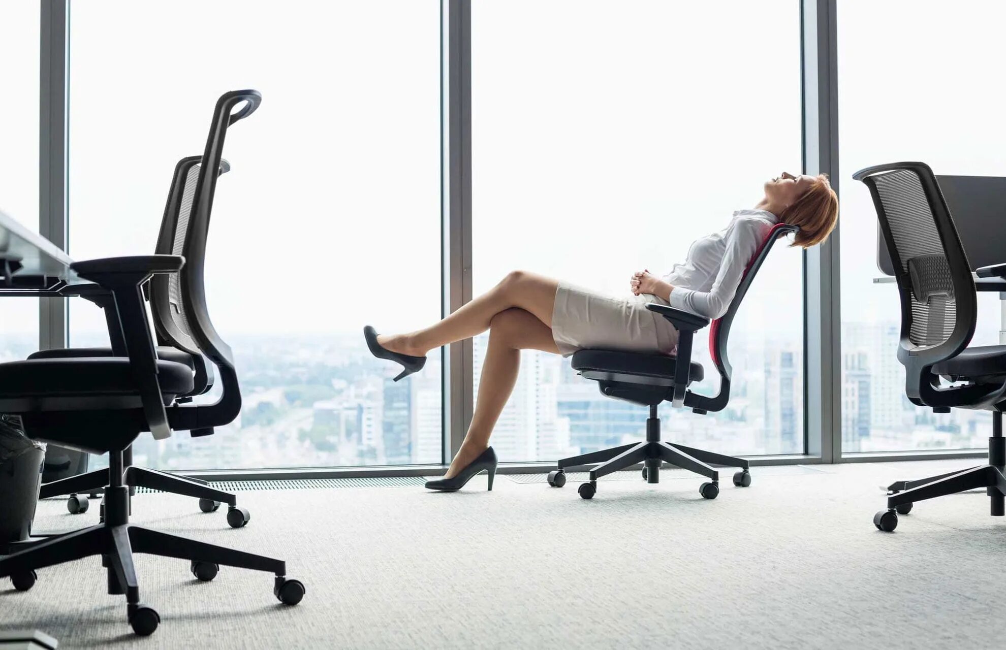 Как правильно выбрать кресло. Офисное кресло для сотрудников. Девушка в офисном кресле. Стул для офиса. Женщина на стуле.