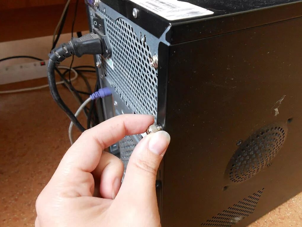 винты крепления боковой крышки системного блока пк. боковая крышка системного блока. откручиваем крышку системного блока. боковая крышка системного блока. как снять крышку с системного блока.