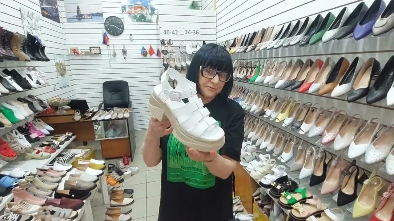 Зимняя обувь концепт реклама. Южные ворота обувь. Южные ворота обувь. Кроссовки с рынка. Южные ворота рынок кроссовки.