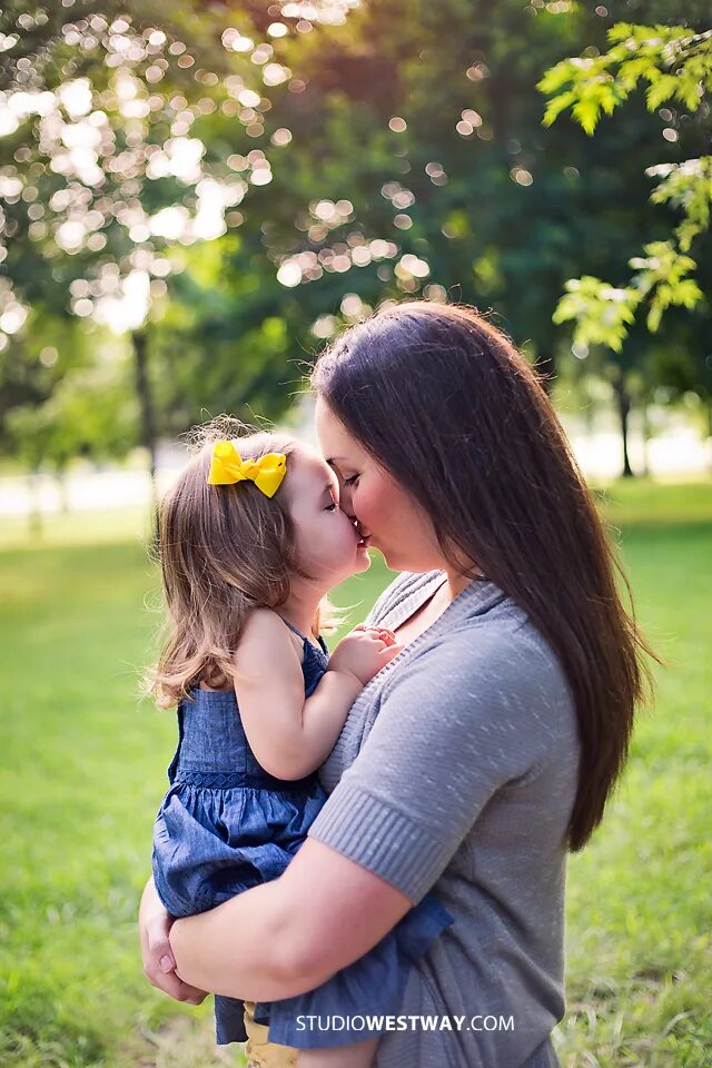 Mother has a daughter. Фотосессия мама и дочь. Девочка с мамой. Фотосессия мама и малыш. Красивая мама с ребенком.