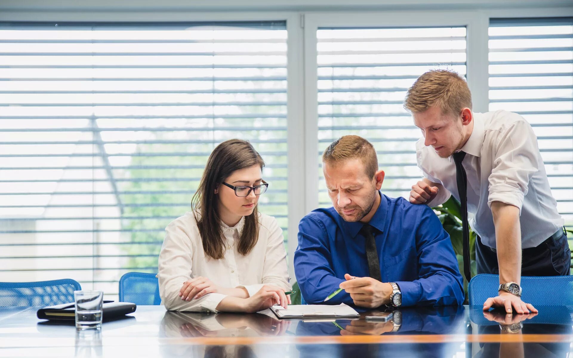 Менеджер по продажам. Бизнес команда. Какая компания работает. Млм в интернете. Офис с сотрудниками.