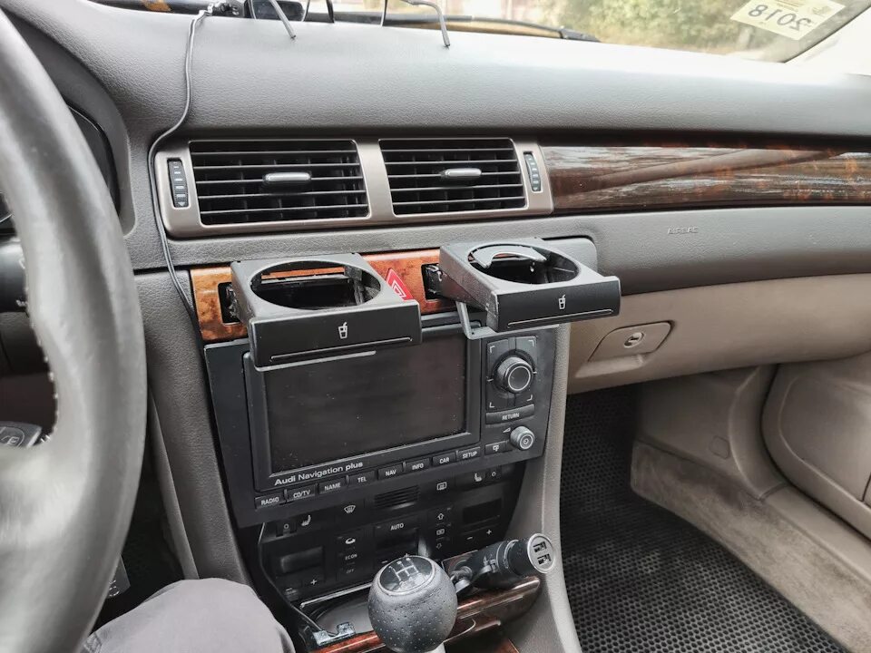 Подстаканник ауди а6 с5. Подстаканники в audi a6. audi a4 b5 подстаканник. центральная консоль с подстаканниками audi a6c5.