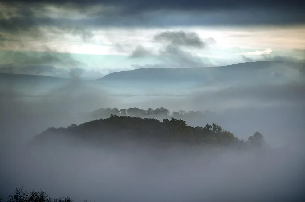 горы в тумане. пылинки в солнечных лучах. утренняя мгла. ночное поле в тумане. лес ночью в тумане.