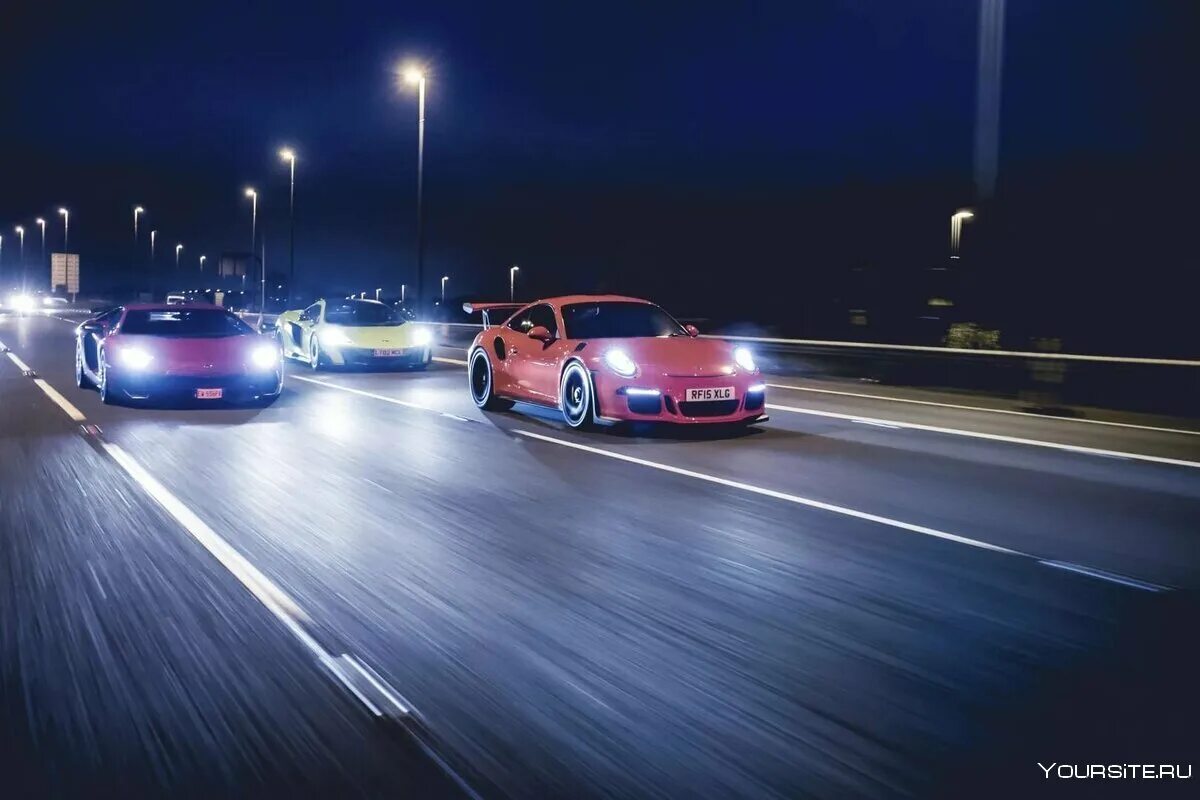 Автомобиль едет по дороге проезжая 20 метров. Порше 911 дрифт. Porsche 911 Night. Porsche 911 gt3 Night. Стритрейсеры Скайлайн 34.