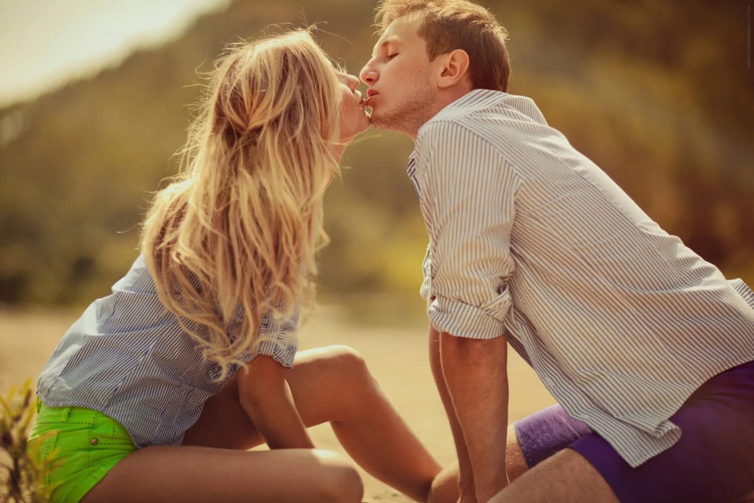 Красивые девушка целует парня. Поцелуй с блондинкой. Обнимает блондинку. Красивые пары. Мужчина и женщина блондинка.