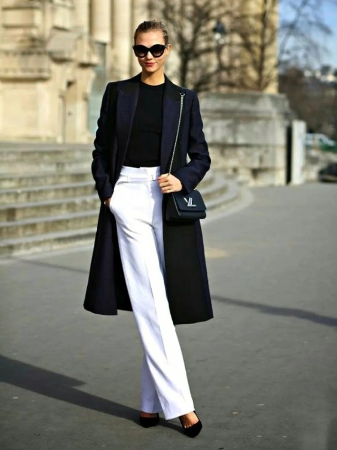 Черное пальто и белые брюки. Верхняя одежьа с широкми брьэюками. Классический стиль стритстайл. Классический образ. Широкие брюки с пальто.