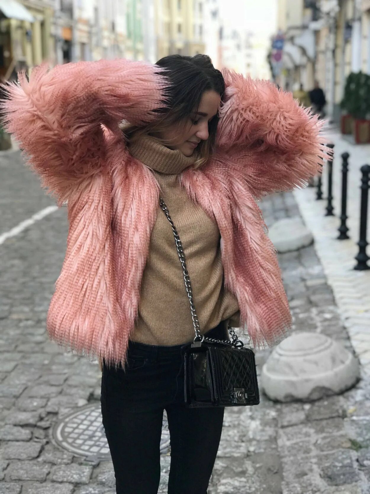 Куртка розовый мех. Pink faux fur jacket. девушка в розовой шубе. розовая меховая куртка. розовый мех.
