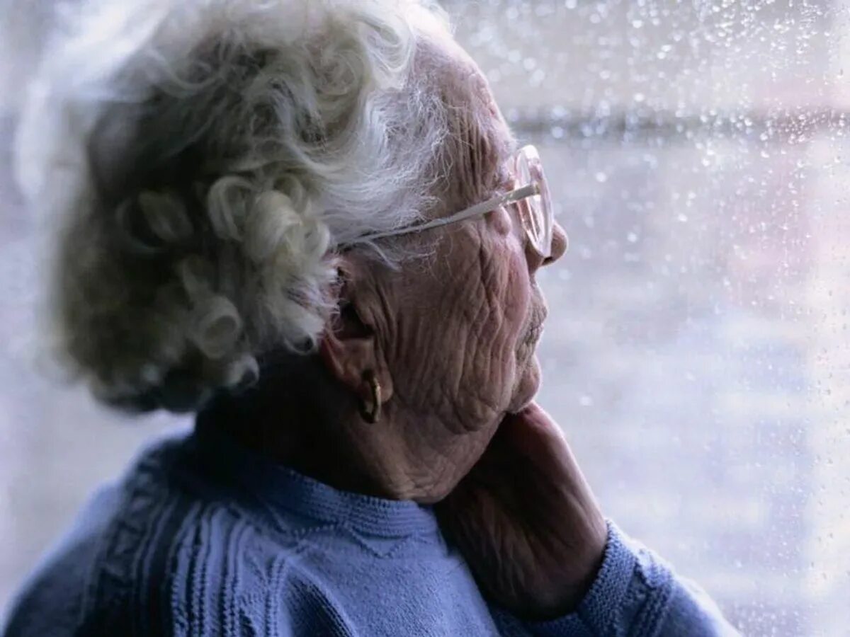 Лечение депрессии у пожилых. Депрессия у пожилых людей. Депрессия у людей пожилого возраста. Одиночество пожилых. Пожилая женщина в депрессии.