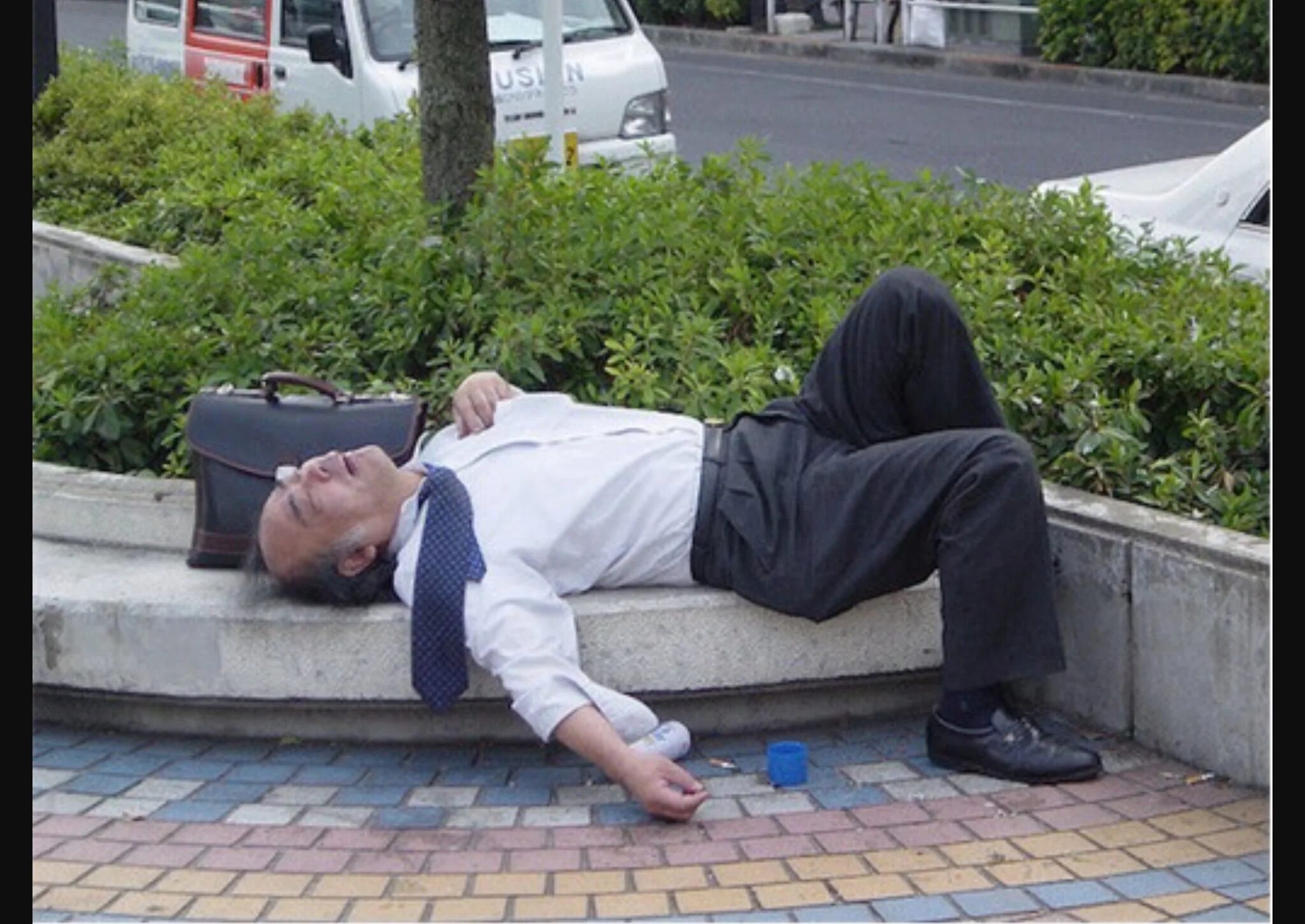 Спящий человек на улице. Человек валяется на улице. Как уложить пьяного спать