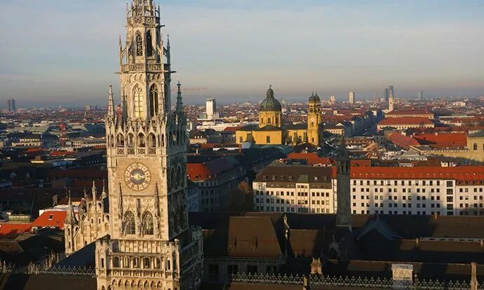 Мюнхен столица баварии. Мюнхен ратуша на мариенплац. Мюнхен санкт. Мюнхен церковь св петра. Мари́енплац — центральная площадь мюнхена.