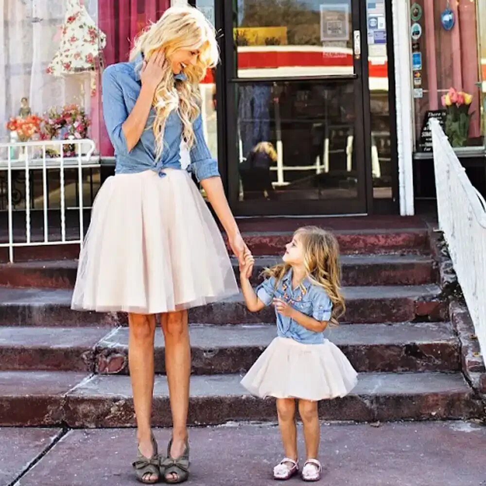 Дочь под юбкой. Юбки для мамы и Дочки одинаковые. Мама и дочка с платьем. Лук мама и дочка. Платья пачки для мамы и Дочки.