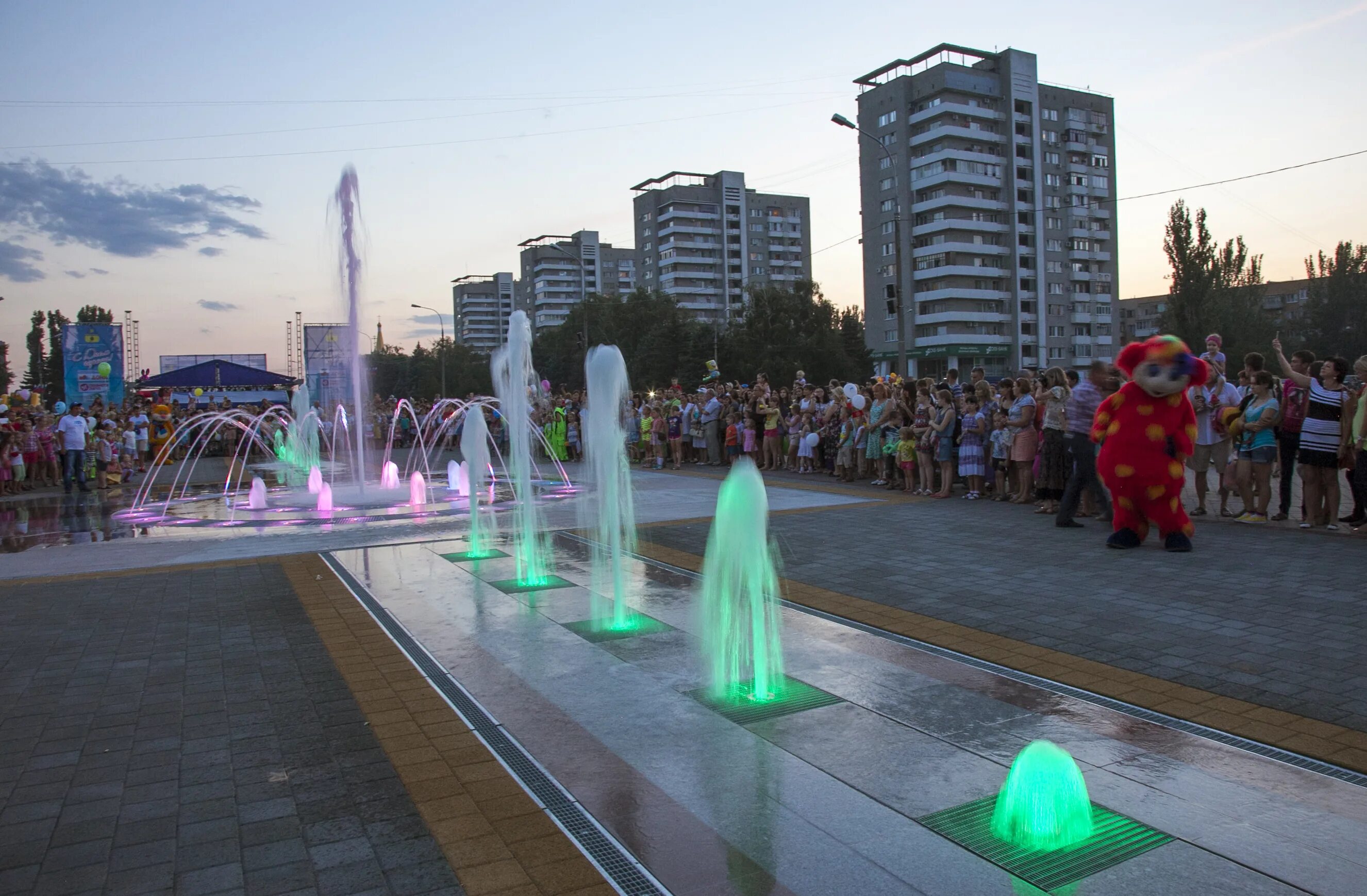город волжский площадь ленина фонтаны. волжск рмэ. площадь ленина волжский фонтаны. ротонда парк гидростроитель волжский. куда сходить в волжске.