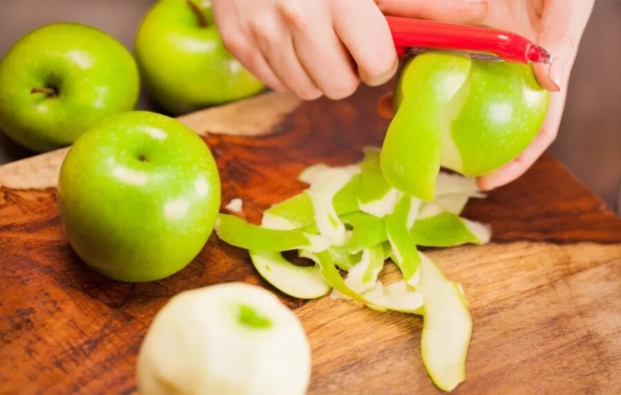 Снять кожуру. Яблоки очищать от кожицы. Овощечисткой нарежьте яблоки. Очистить яблоко от кожуры. Начищенное яблоко.