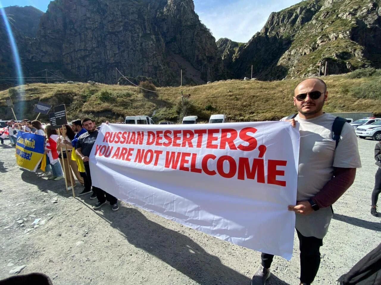 Украина граница мужчины. Грузия против России. Бегут в Грузию. Мобилизованные бегут в Грузию. Россияне в Турции.