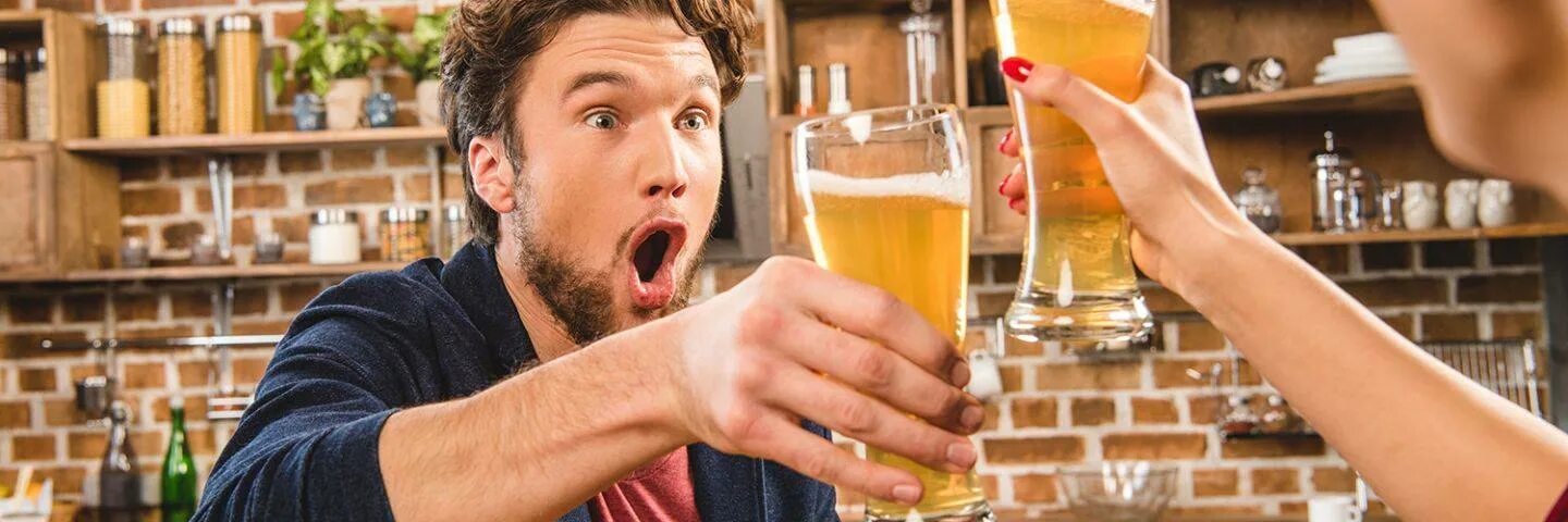 Быстро пьет пиво. Человек с пивом. Мужчина с пивом. Человек пьет пиво. Мужик наслаждается пивом.