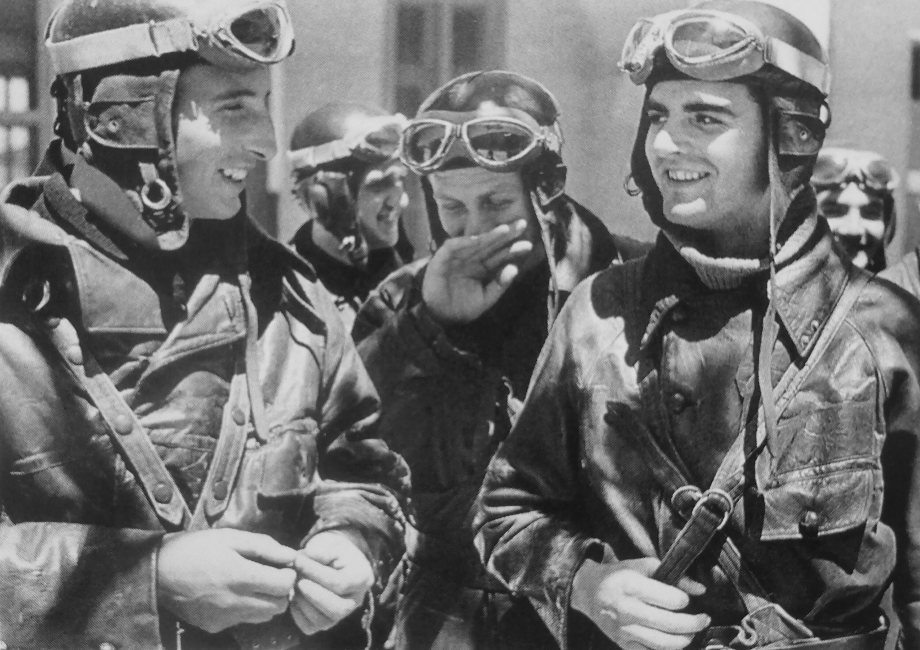Летчиков 1 е. Французские летчики во второй мировой. Нормандия Неман форма летчиков. Французские пилоты второй мировой войны. Форма летчиков эскадрилья Нормандия Неман.