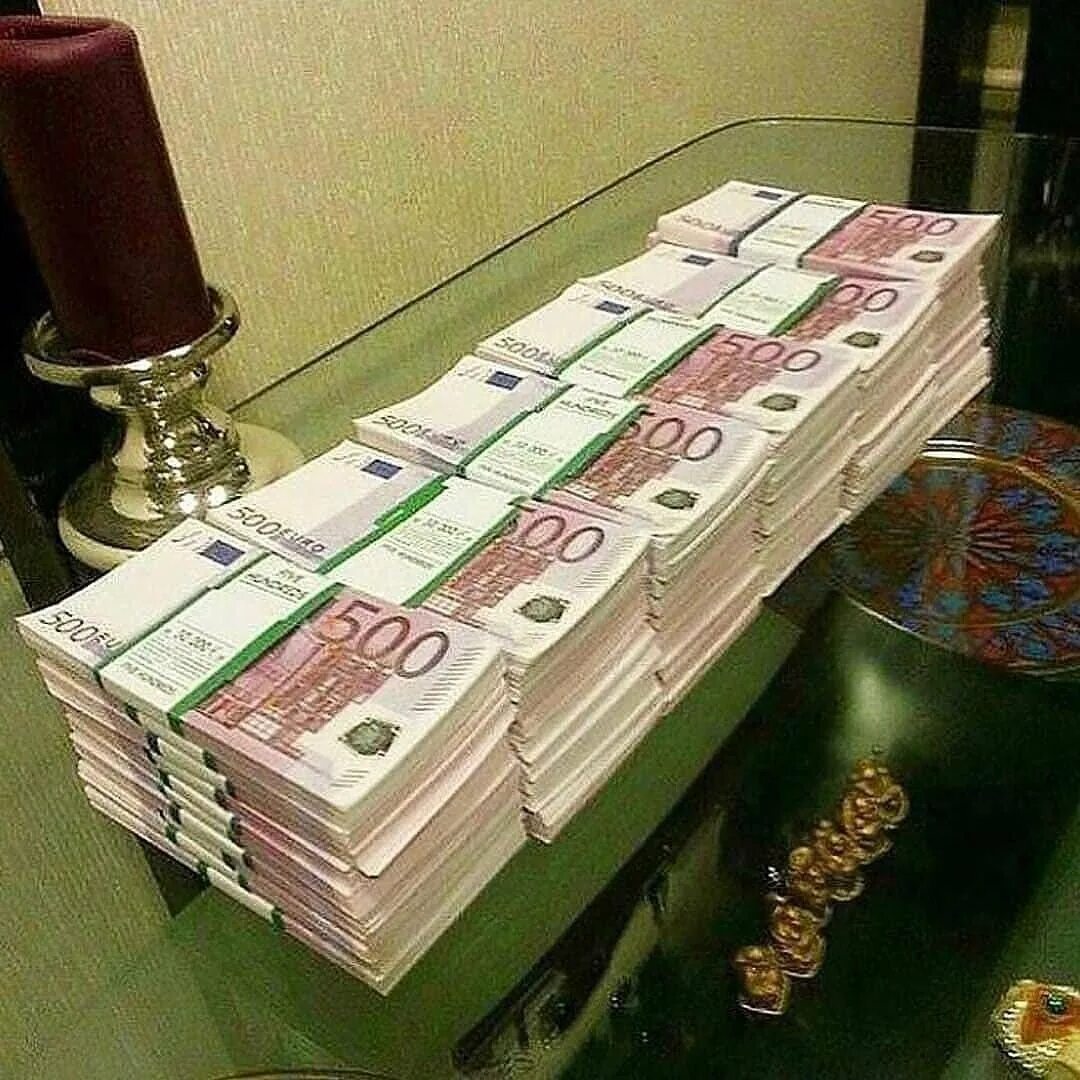 Большие деньги. Полтора миллиона евро в рублях. Миллион евро 500 купюрами. Пачка денег рубли. Много евро.