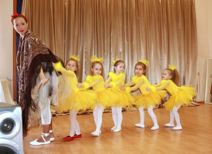 Танец курочки. Костюм цыплят для танцев. Детский костюм цыпленка. Костюм цыпленка для девочки для танца. Костюмы цыплята для танцевального коллектива.
