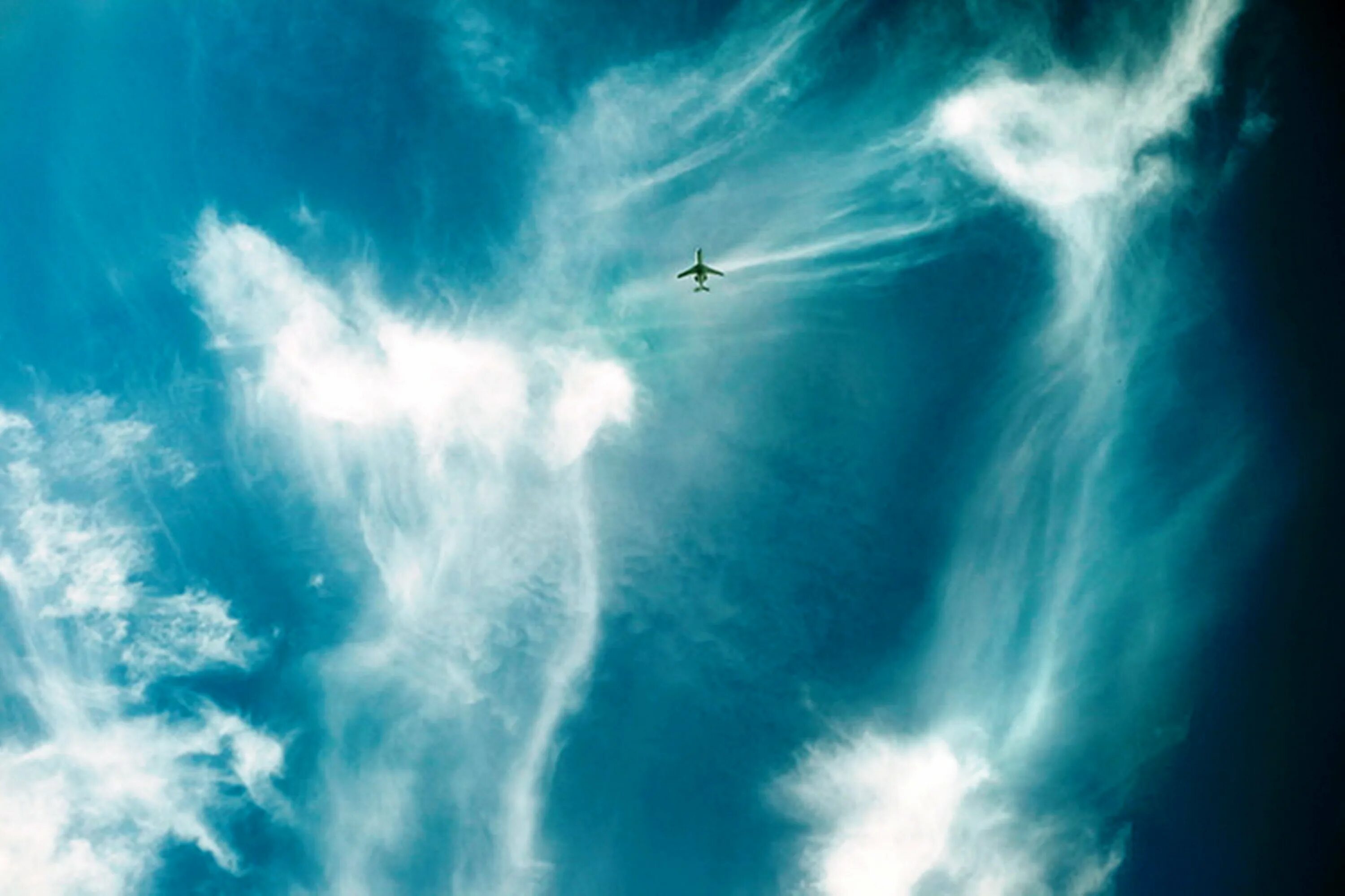 Облака это души людей. Ангел в небе. Ангел на облаке. Летать в облаках. Ангел из облаков.