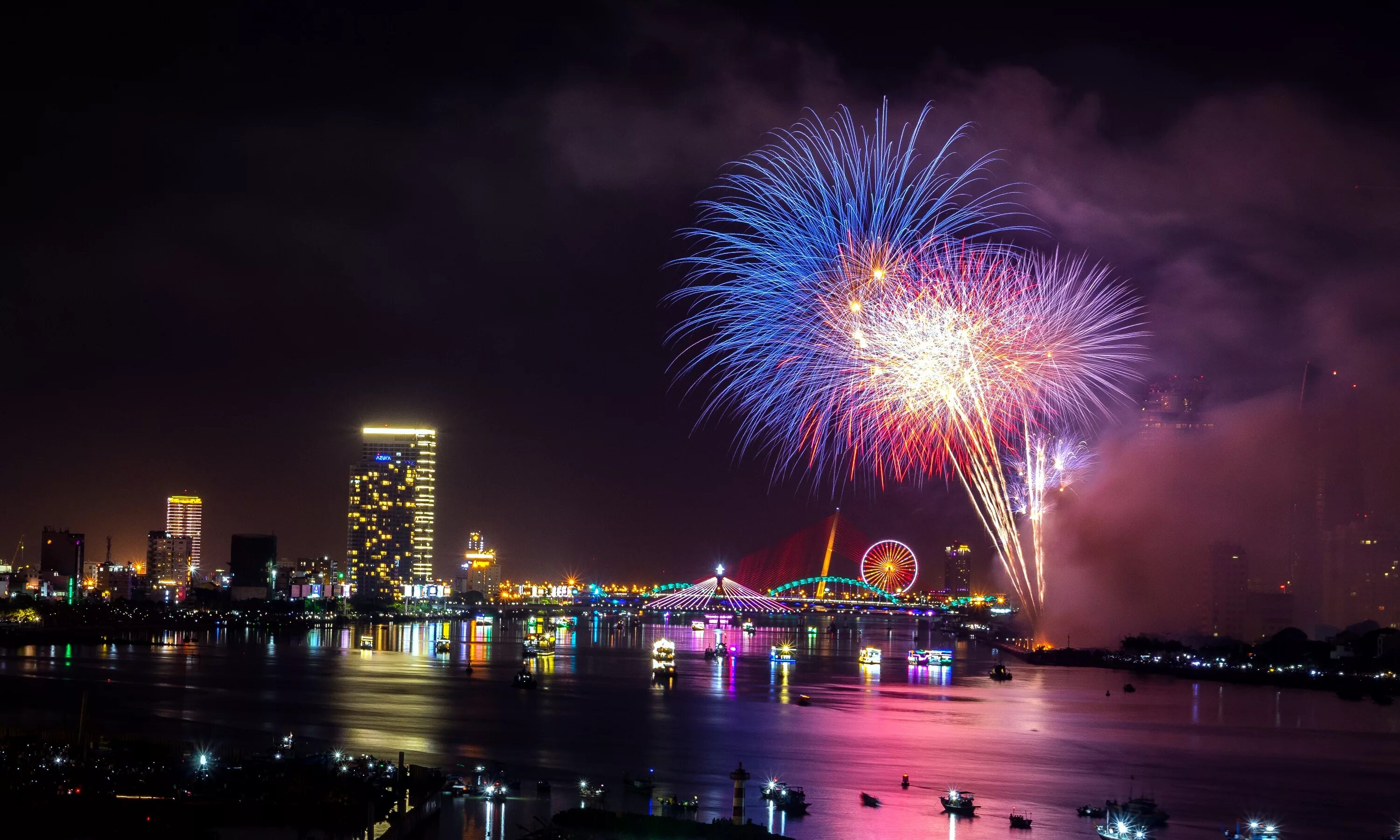 Почему был салют. Салют. салют в дохе. happy new year city. doha new year.