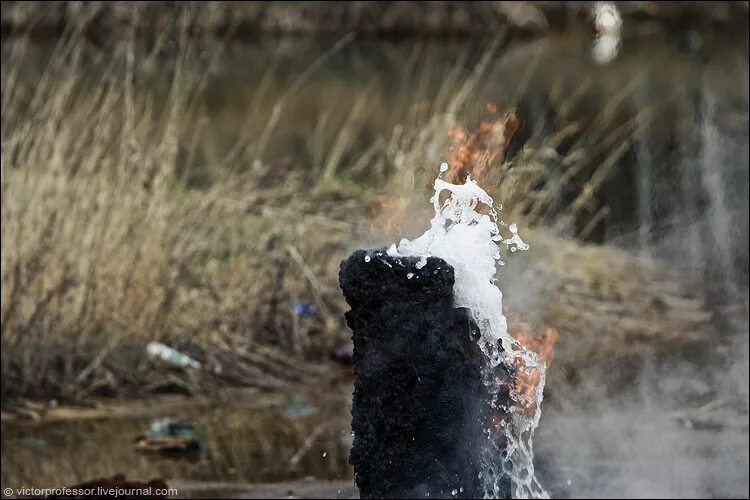 Вода горит. Адык горящая вода. Горящее источники в Калмыкии. Горит вода горячий источник.