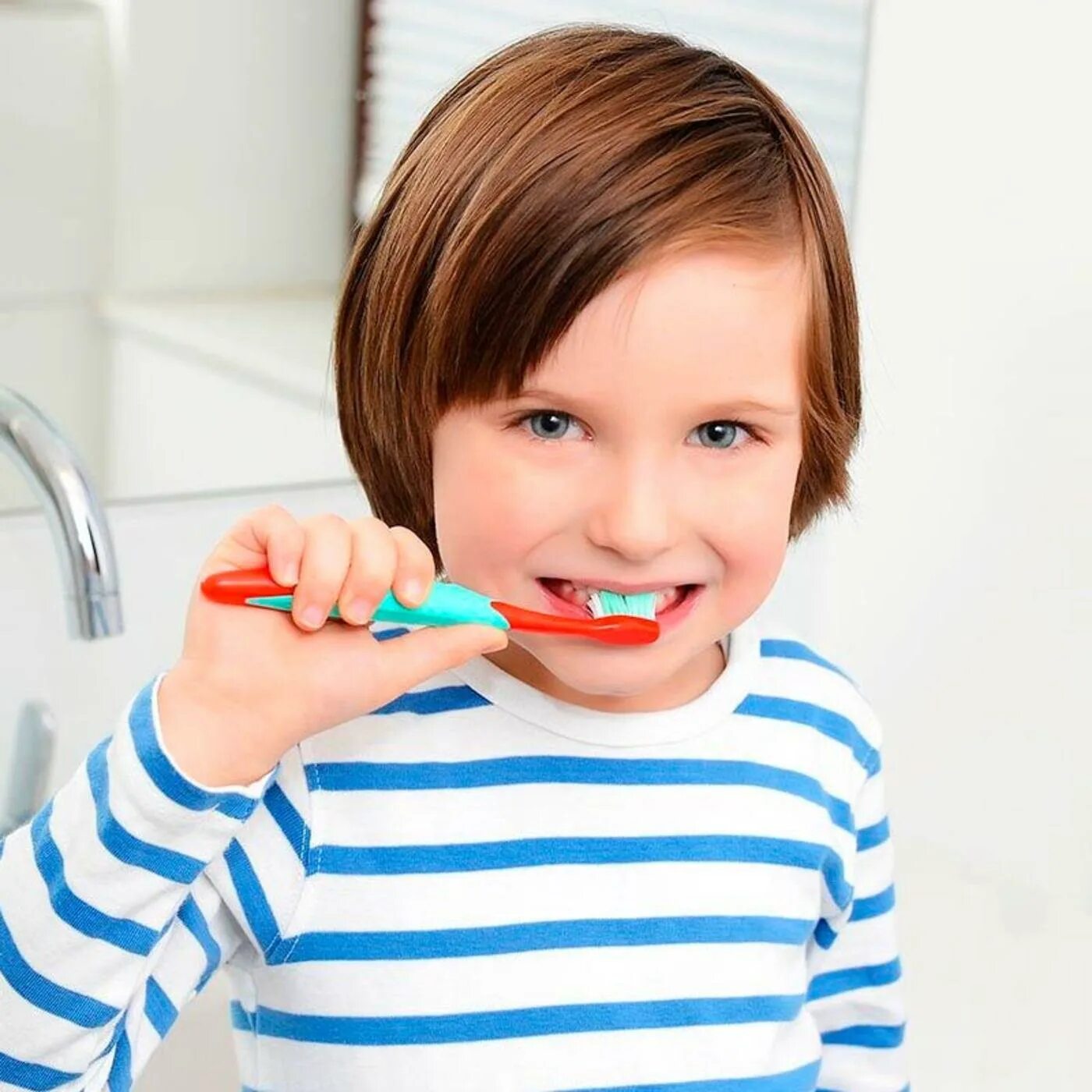 что будет если не чистить зубы детям. профессиональная гигиена полости рта. девочка уронила зубную щетку. зубная щетка для детей. зубы чистить алиса.