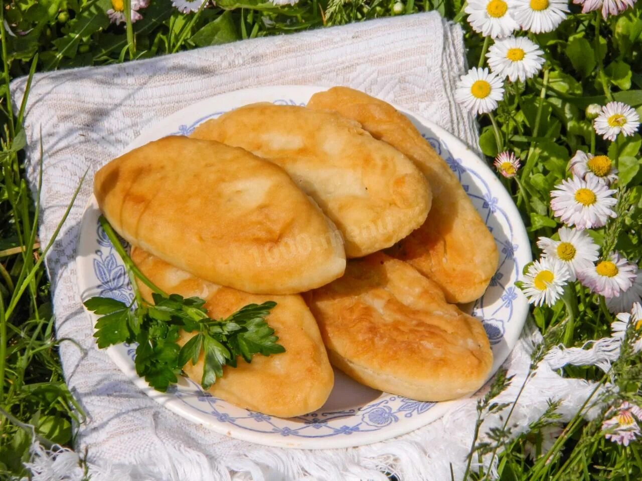 Пирожки жареные на сковороде. Воздушные жареные пирожки. Пирожки жареные на сковороде дрожжевые