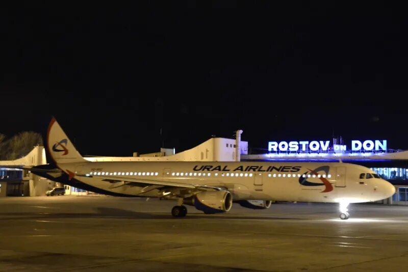 Летают ли самолеты в ростов на дону. Ростов на дону аэропорт ночью. старый аэропорт ростов ночной. ростов с самолета. на самолет аэропорт на ростов.
