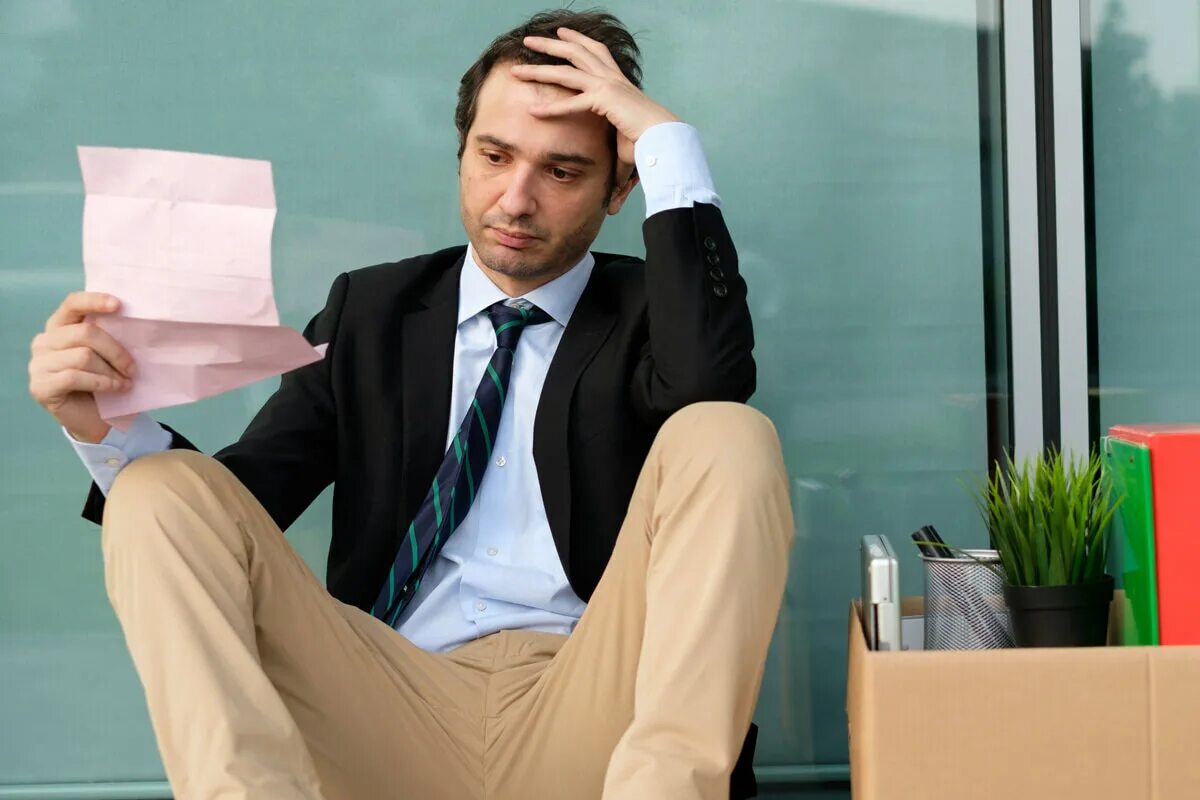 мужчина потерял работу. уволенный человек. мужчина потерял работу. бизнесмен. безработные люди.