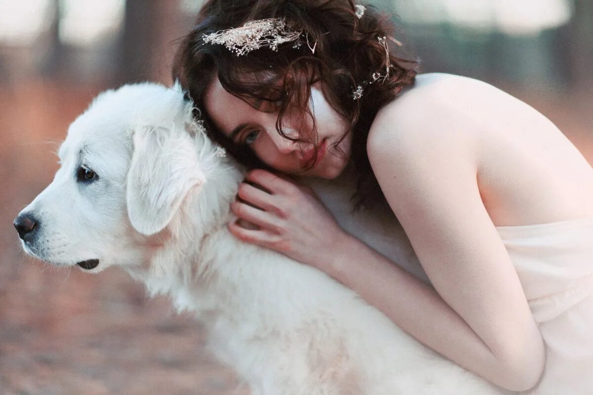 Девушка которая стала собакой. Обнимает собаку. Женщина под собакой. Девочка с собакой. Девушка которая стала собакой.