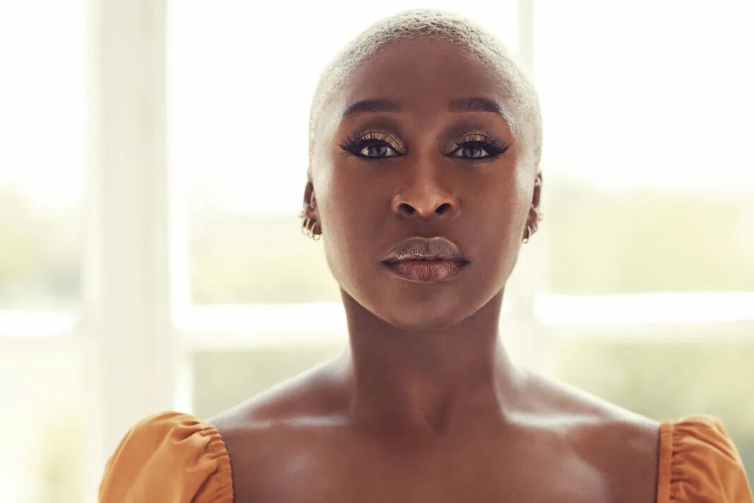 Cynthia erivo stand up. Синтия Эриво. Синтия Эриво Чужак. Синтия Эриво фото. Синтия Эриво горячие фото.