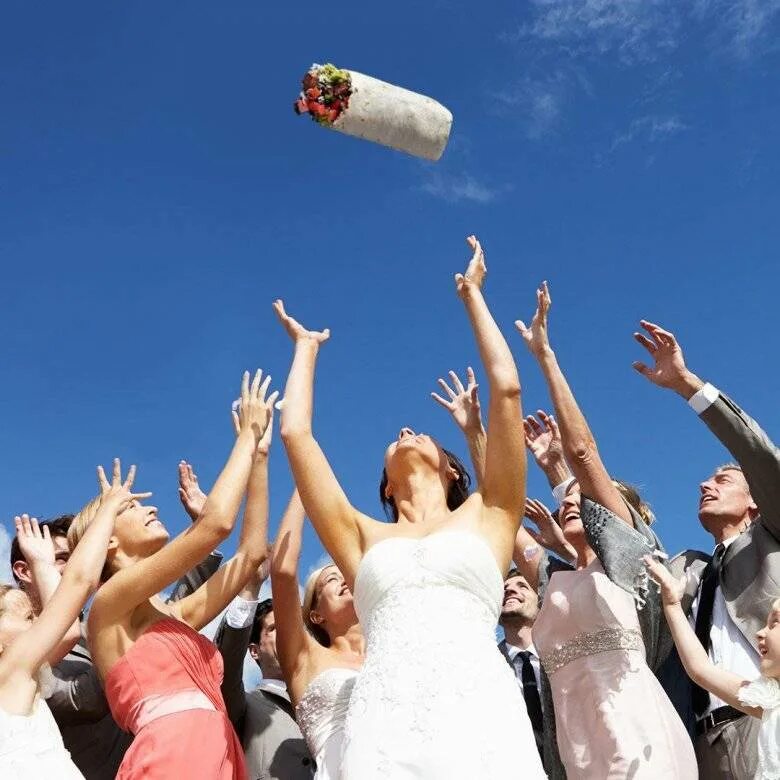 Букет невесты для бросания. Невеста бросает букет. Невеста кидает букет. Невеста бросает букет на свадьбе.