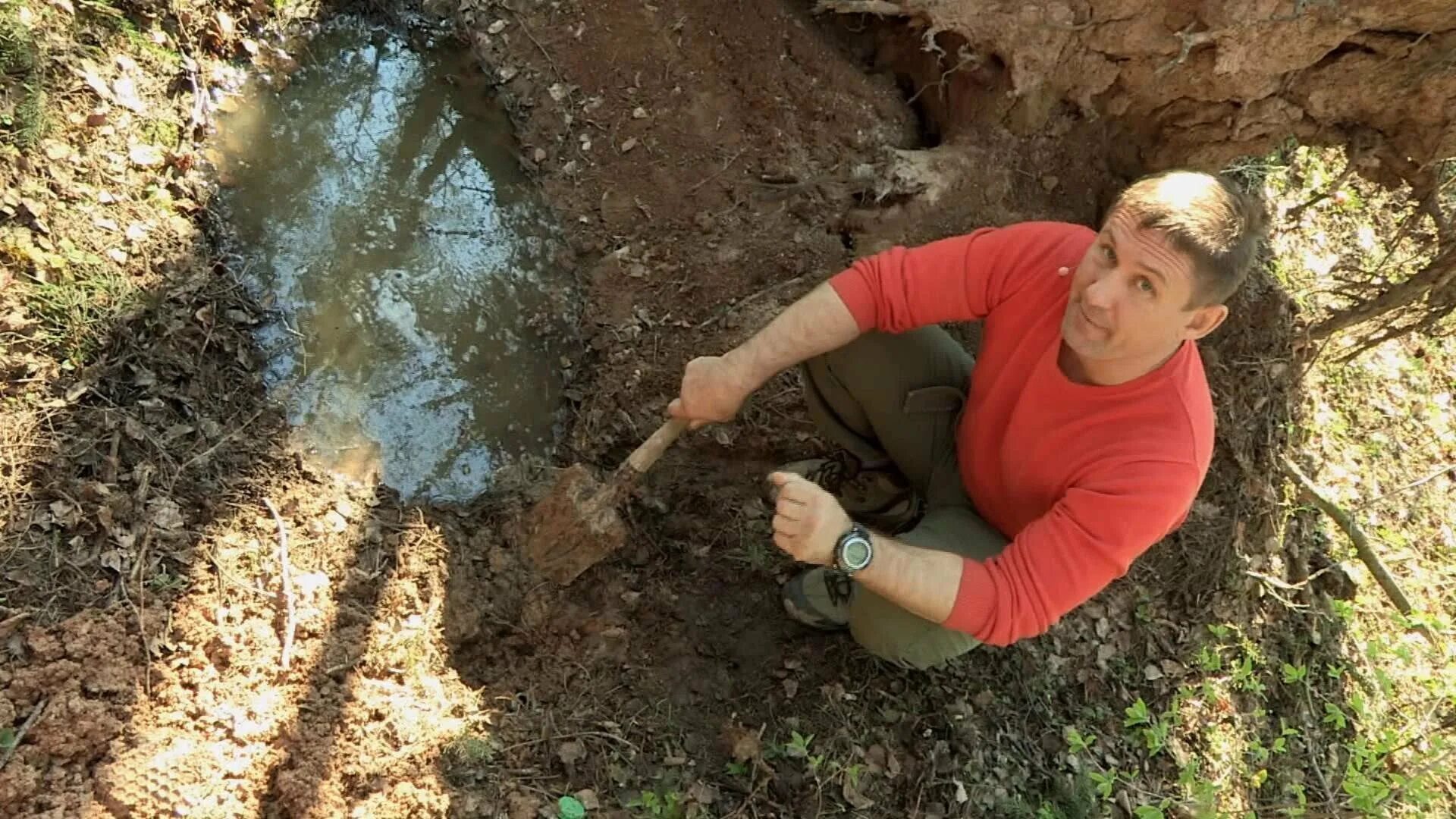 Добыча воды в лесу. Добыть воду. Добыча воды в дикой природе. Добыча воды с помощью ямки возле водоема.