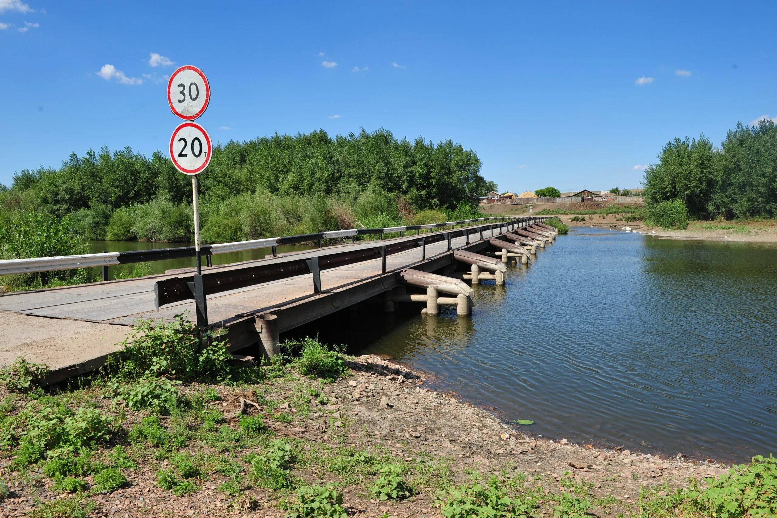 Подвесной мост лазаревское. Автомобильный мост через реку. Село яблоневый овраг самарская область. Мост чапаевск. Мост через чапаевку.
