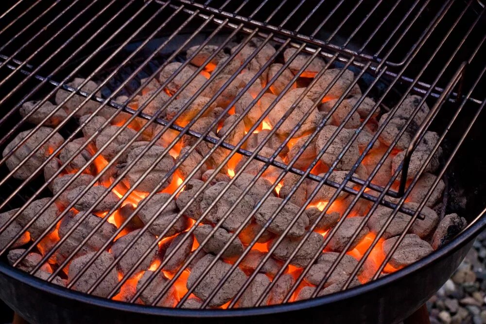 Нужно ли закрывать крышкой при жарке. Блюда на открытом огне. Барбекю мясо. Мясо на углях. Блюда на углях.