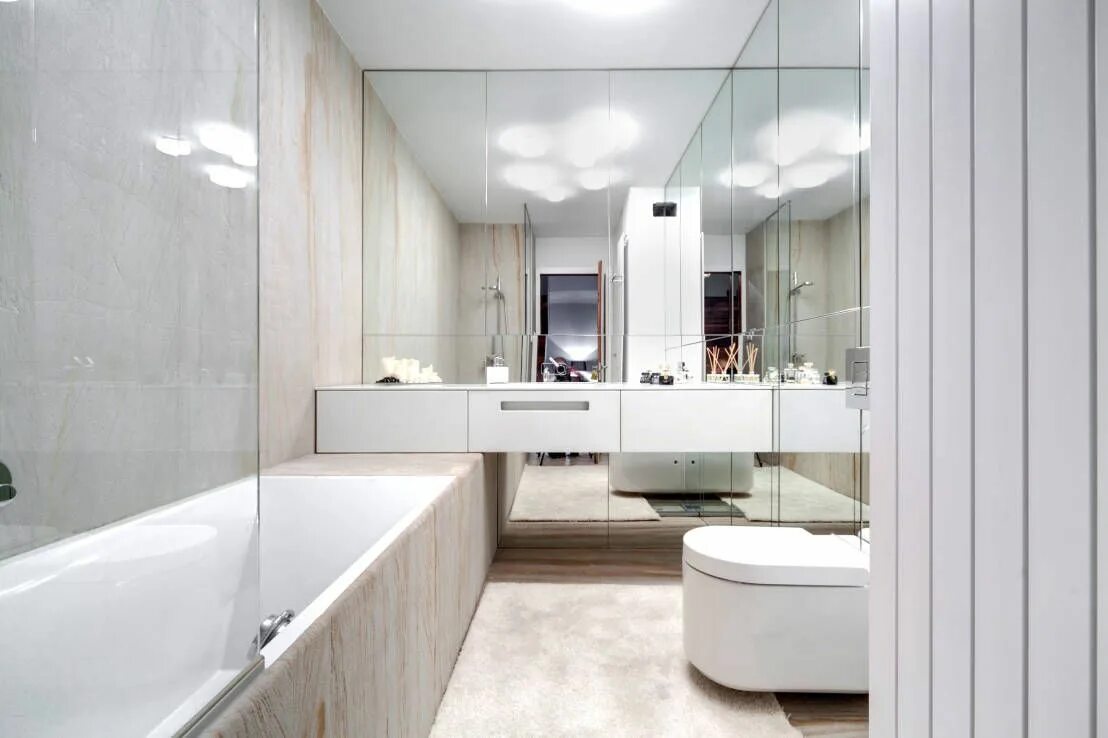 Зеркальная ванная комната. Ванная с зеркалом на всю стену. Зеркало во всю стену в ванной. Расширение пространства ванной. Расширить ванную