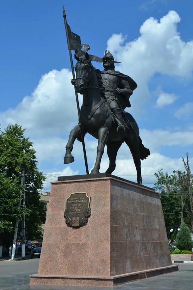 Памятник собакину в усмани. Памятник воеводе собакину в новой усмани. Памятник село новая усмань. Село новая усмань воронежская область. Памятники в новой усмани.