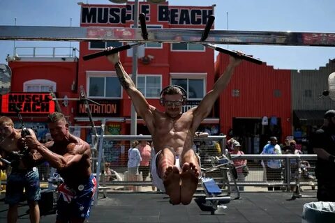 независимости США 4 июля на пляже в Венис, Калифорния, прошли соревнования Muscle...