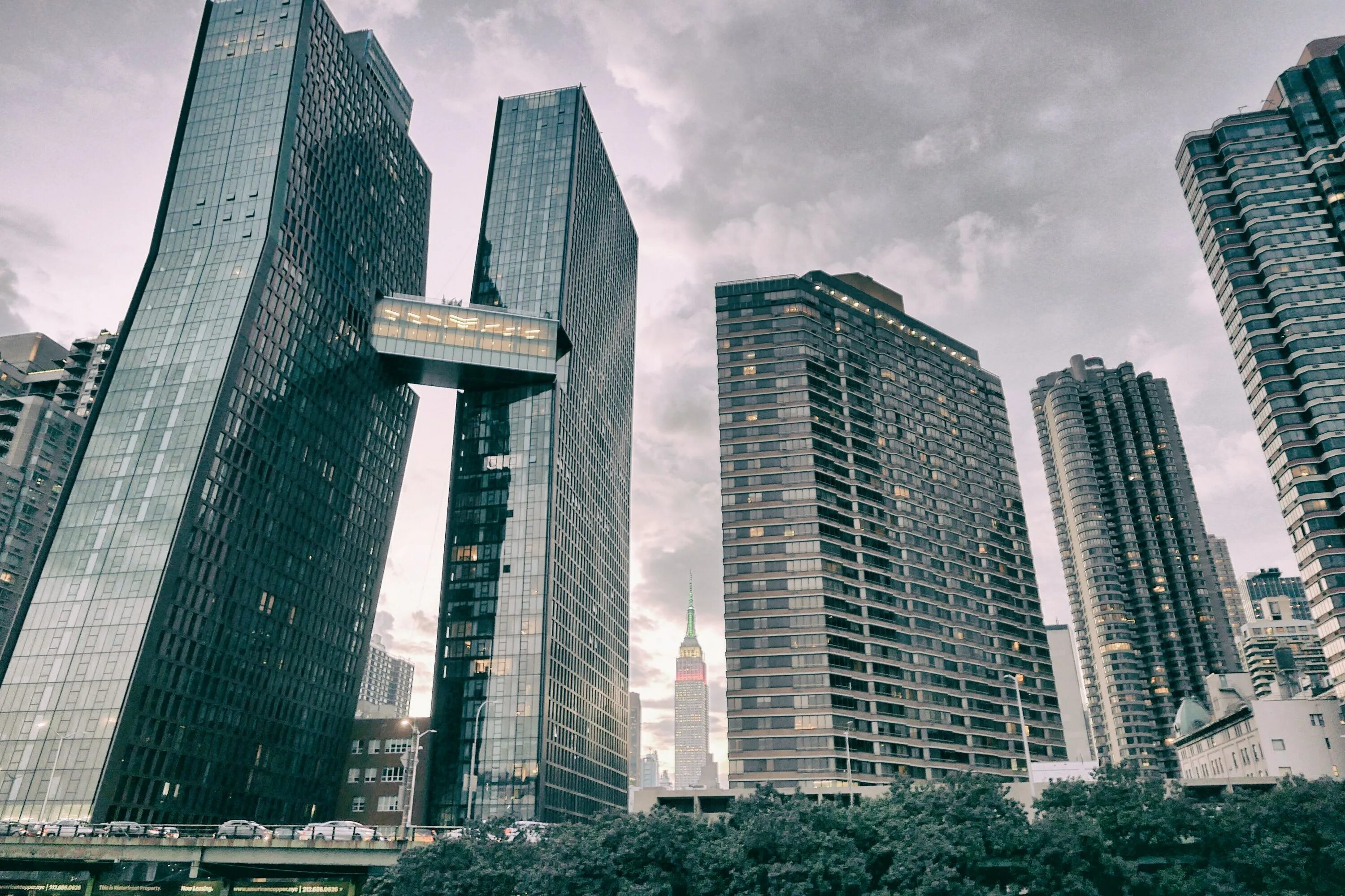 Хай билдинг. Мегаполис небоскребы Близнецы. Дом. High-Rise building. Бизнес здание.