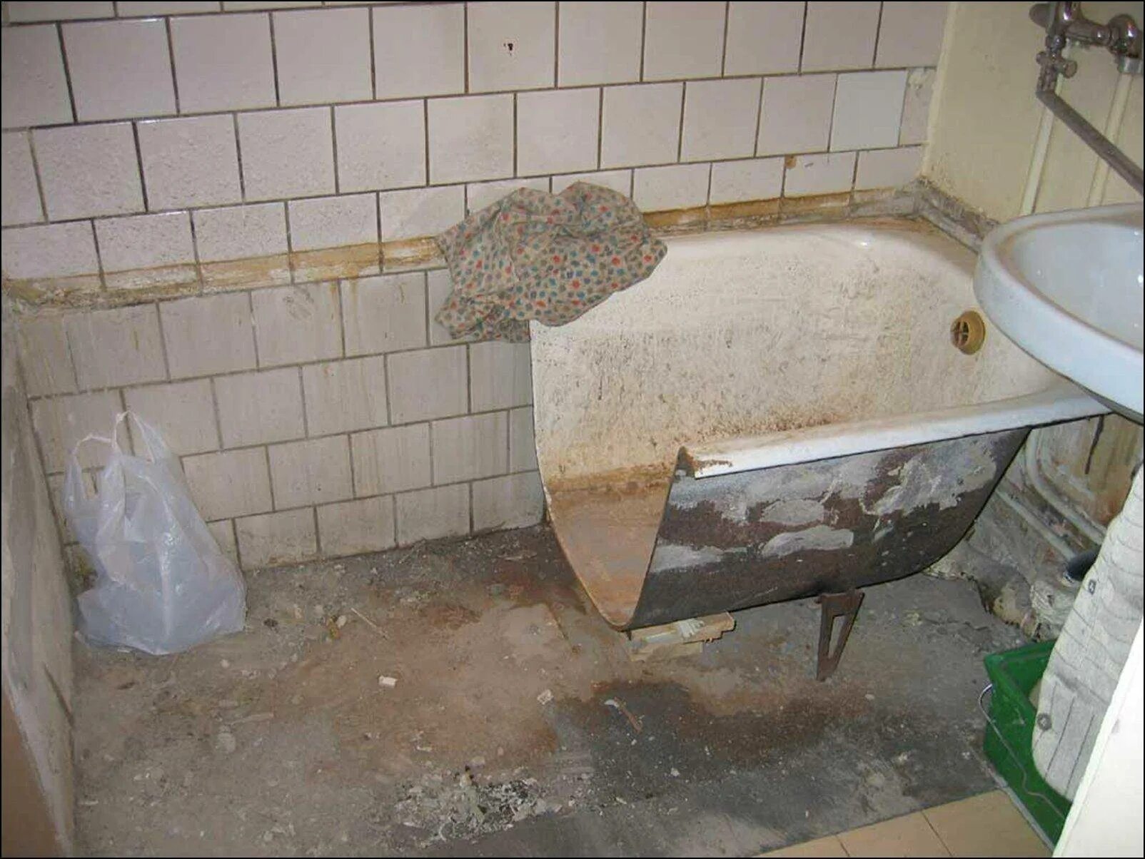 Демонтаж чугунной ванны. Старая ванная комната. Старая чугунная ванна. Демонтаж старой ванны. Вывоз чугунной ванны из квартиры