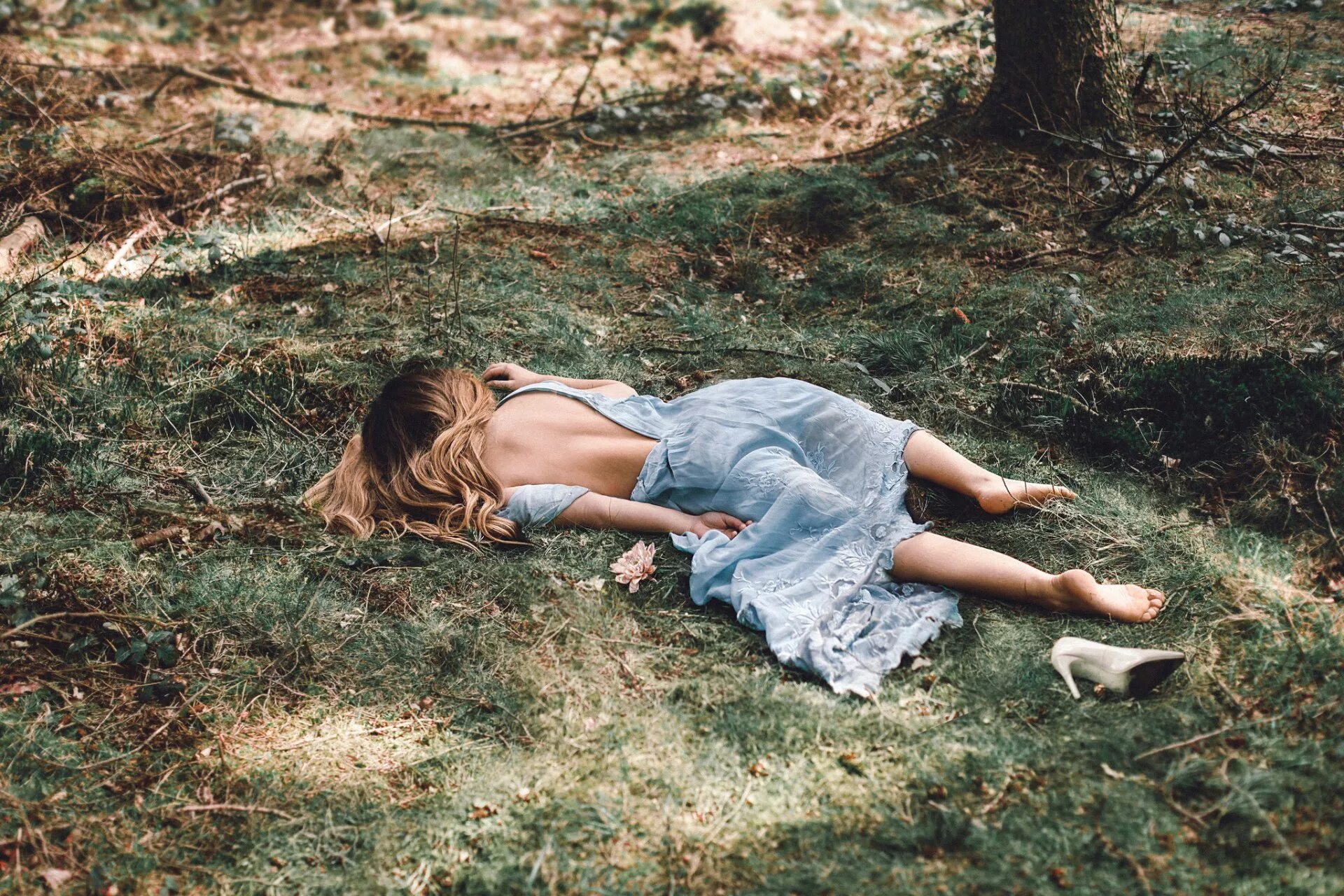 Расстрел девушек в лесу. Рози харди фотографии. левушка лежит на земле. девушка лежит в лесу.