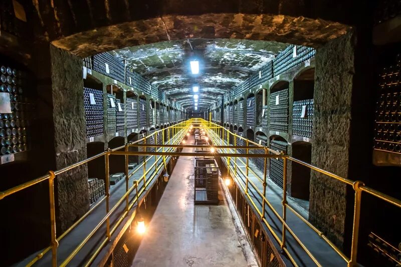 Винные погреба массандры. Массандровский винзавод экскурсии. Винзавод массандра ялта. Массандра винзавод экскурсия. Винзавод массандра экскурсии с дегустацией.