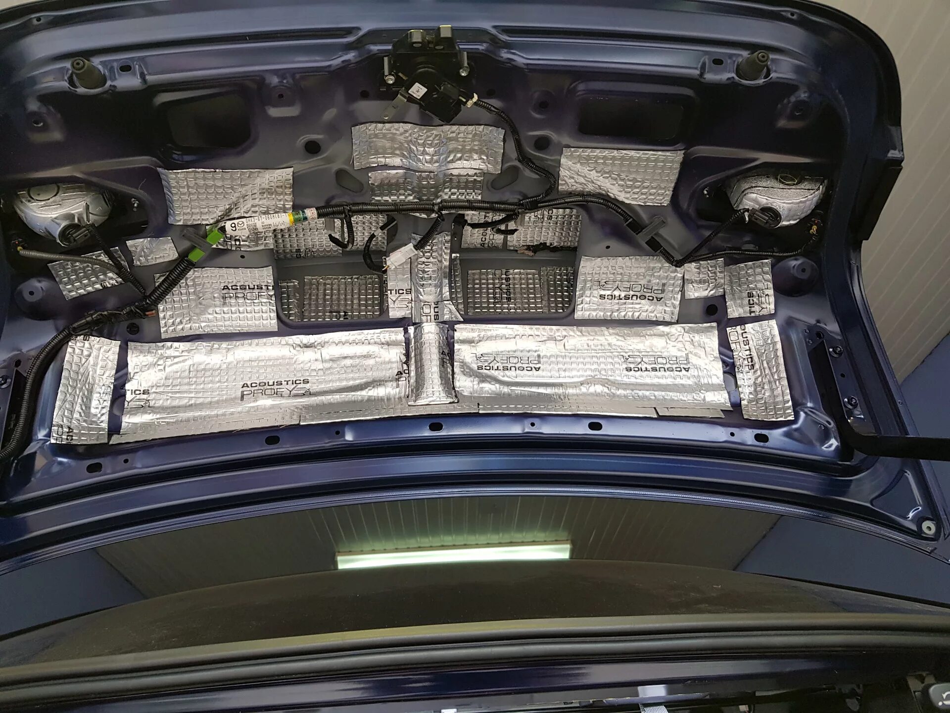 Chevrolet cruze шумоизоляция. Шумоизоляция крышки багажника мазда 6 gh 2008. Шумоизоляция капота шевроле круз 1. Шумоизоляция крышки багажника на фольксваген джетта 6. Виброизоляция крышки багажника киа рио 4.