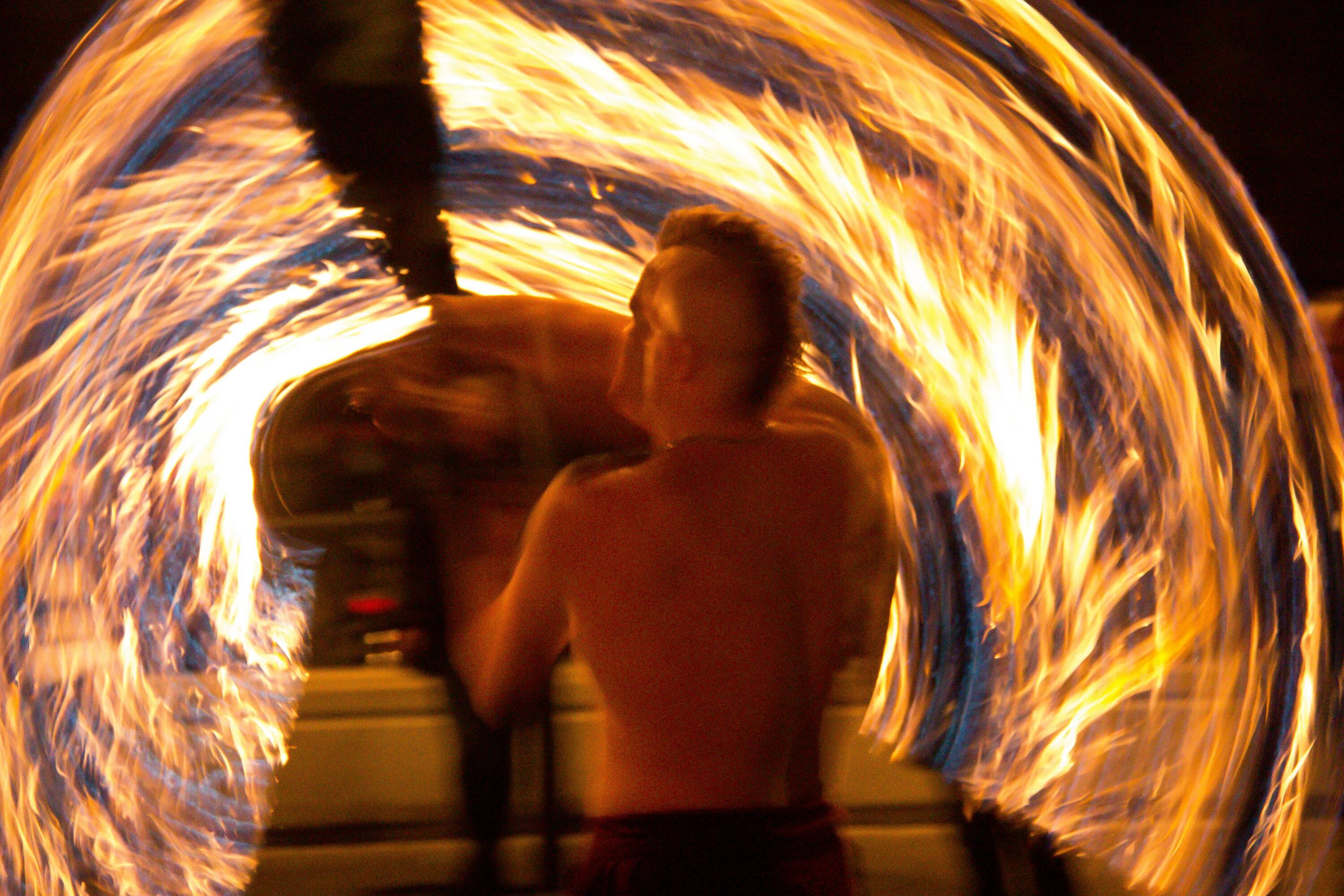 Тайна во вспышках пламени 2. Ночь огня калининград. Всполохи огня. Блеклые вспышки огня. Тайна во вспышках пламени 2.