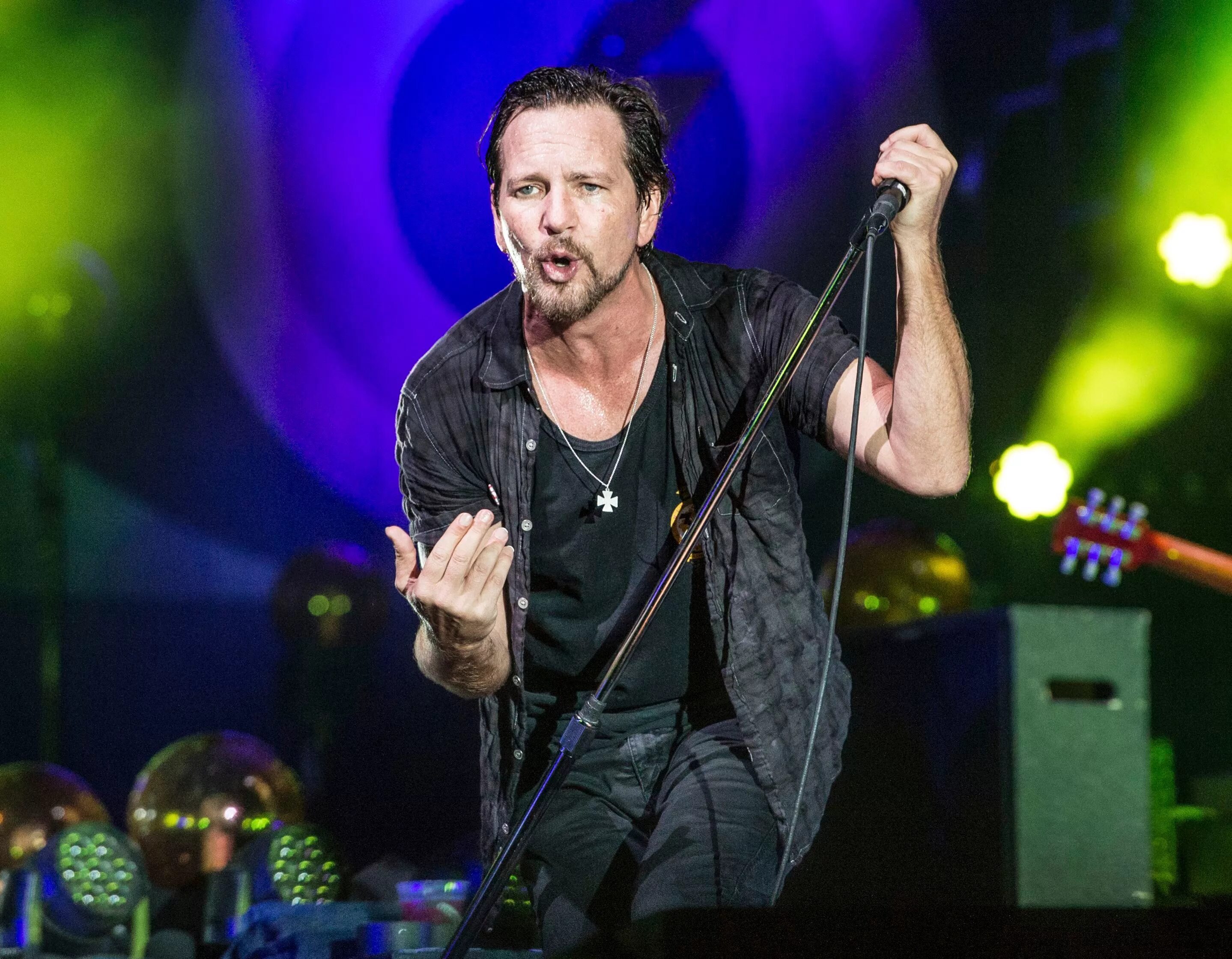 Вокалист в группу. Эдди Веддер. Группа Pearl Jam. Pearl Jam вокалист. Pearl Jam "Gigaton".