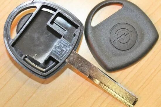 Ключи опель вектра б. Ключ Опель Вектра б 1999-2003. Ключ Опель Вектра с 2002 -2005. Opel Astra g 2003 ключ зажигания. Опель Корса 2004 ключ батарейка.