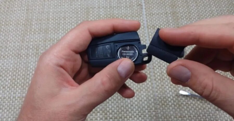 Замена батареек в ключах БМВ / Replacing batteries in BMW keys - YouTube