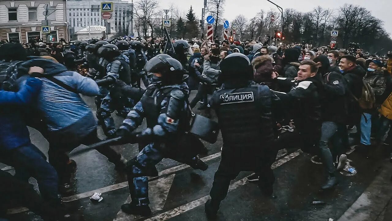 Митинги в Москве 2021 драка с омоновцами в Москве. Москва протесты ОМОН 2021. ОМОН 2021. Протесты в Москве 23 января 2021. Москва стычки