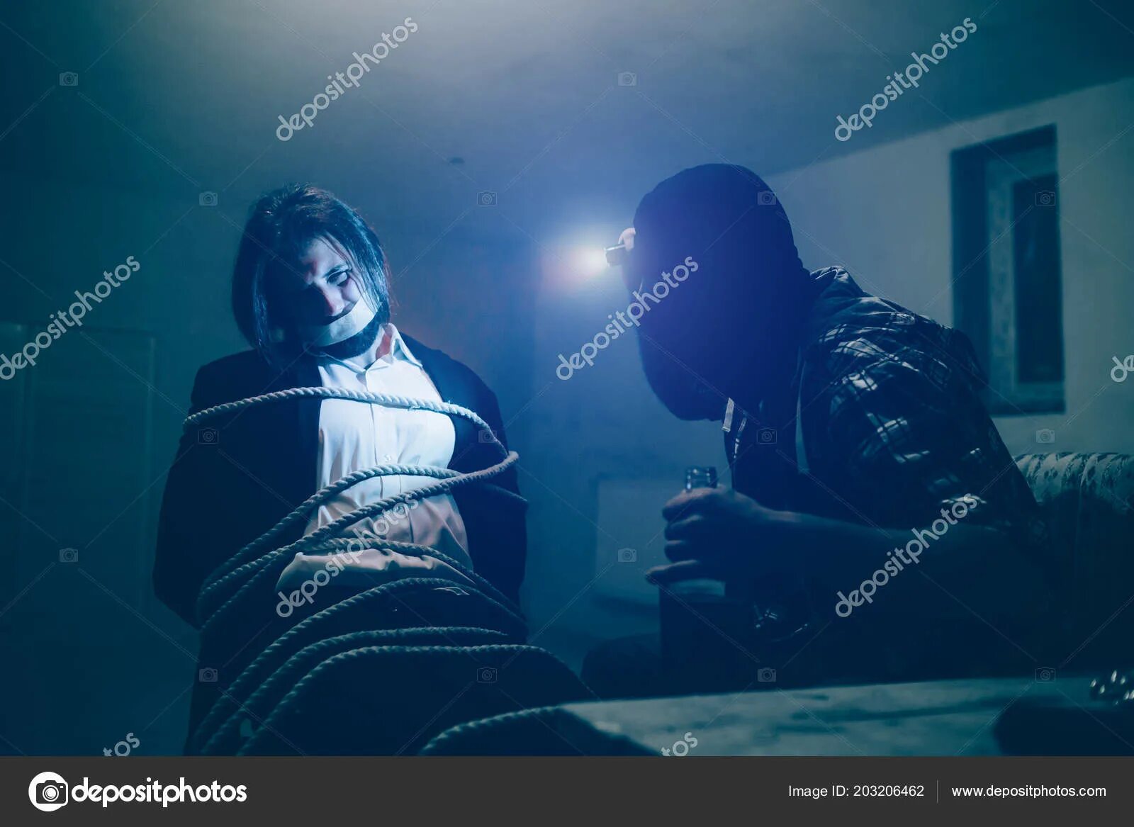 Скотчем примотать к креслу. Привязан к стулу скотчем. Связанный мужчина. Человек привязан к стулу. Связана на стуле.